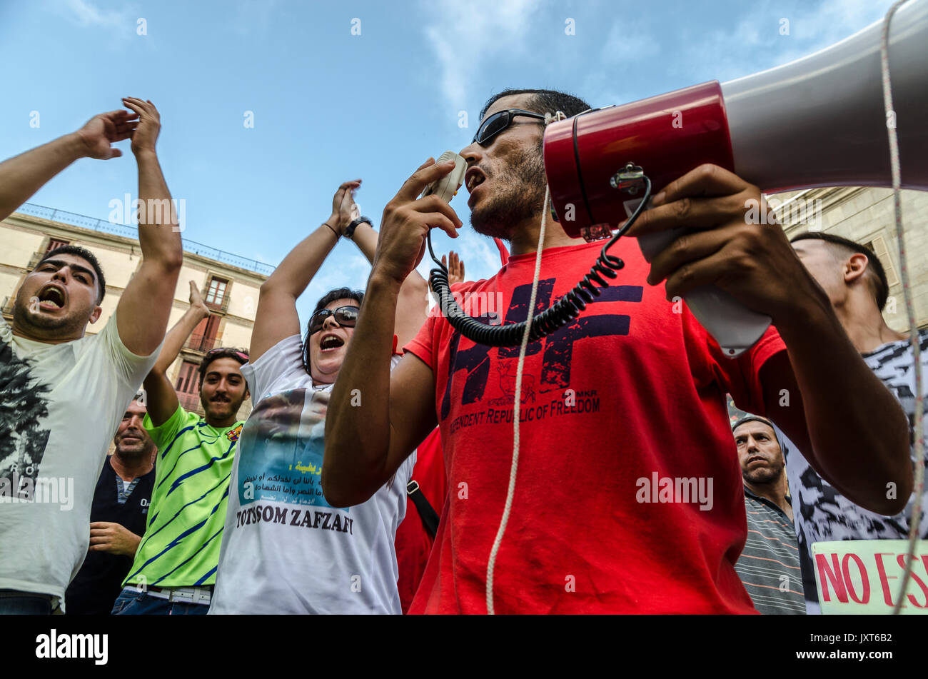 Barcelone, 30 juillet 2017,un jeune homme parlant par mégaphone aux manifestants lors de la démonstration de soutien à RIf à Barcelone Banque D'Images