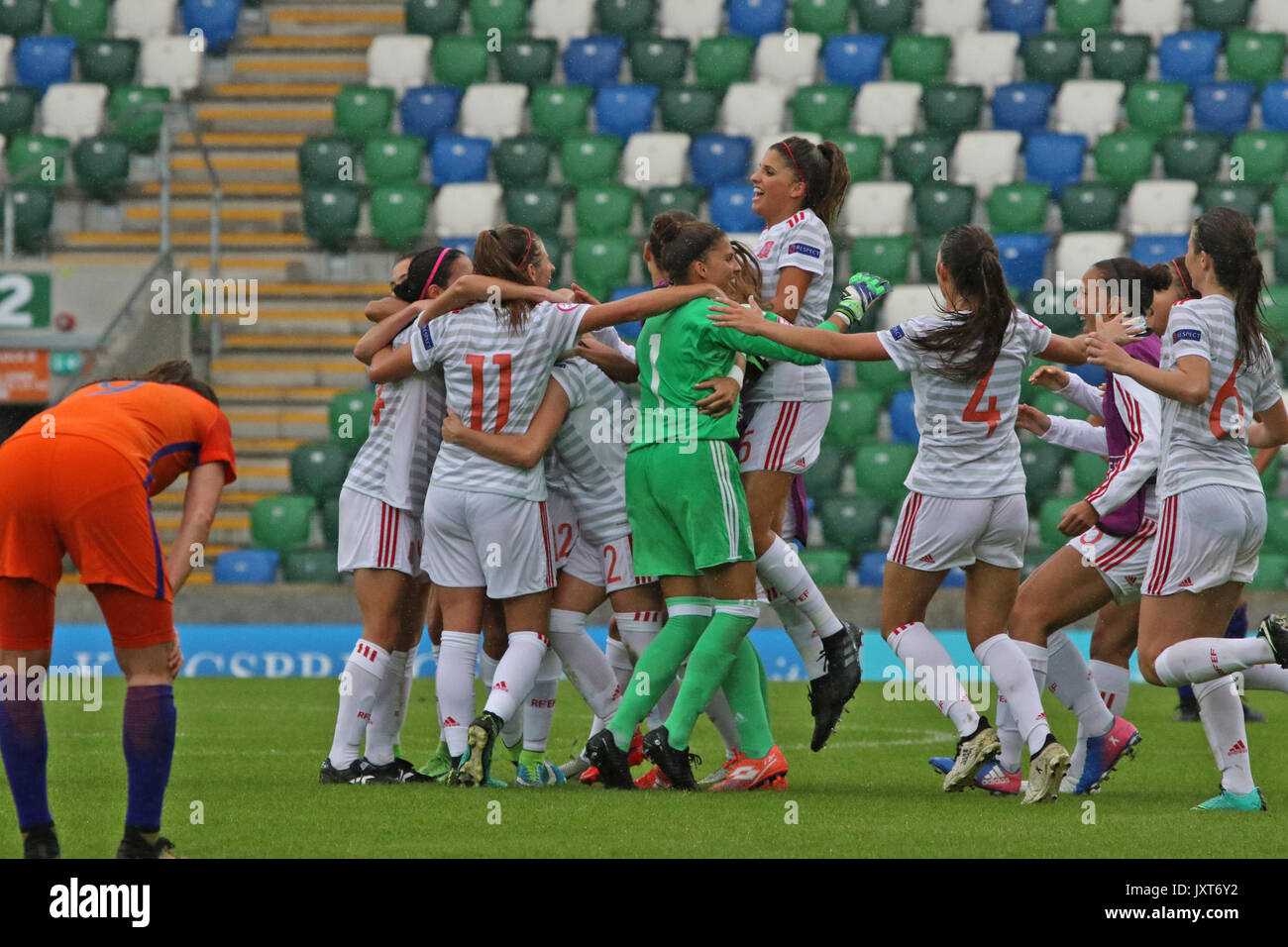 Belfast, Irlande du Nord. Août 17, 2017. Stade national de football à Windsor Park, l'UEFA féminine des moins de 19 ans de demi-finale - 1 - Pays-Bas 2 Espagne 3. Les femmes de l'Espagne qu'ils célèbrent la défaite aux Pays-Bas à la finale. Crédit : David Hunter/Alamy Live News Banque D'Images