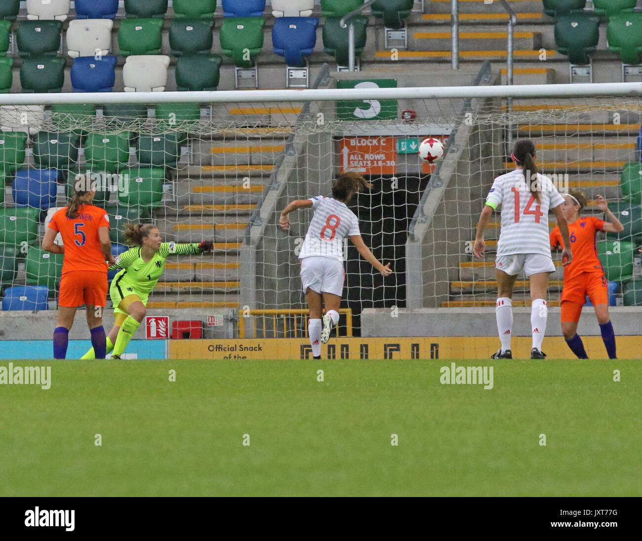 Belfast, Irlande du Nord. Août 17, 2017. Stade national de football à Windsor Park, Belfast, Irlande du Nord. Août 17, 2017. Les femmes de l'UEFA des moins de 19 ans - demi-finale 1 - Pays-Bas 2 Espagne 3. Patricia Guijerro (8) têtes en Espagne son troisième but. Crédit : David Hunter/Alamy Live News Banque D'Images