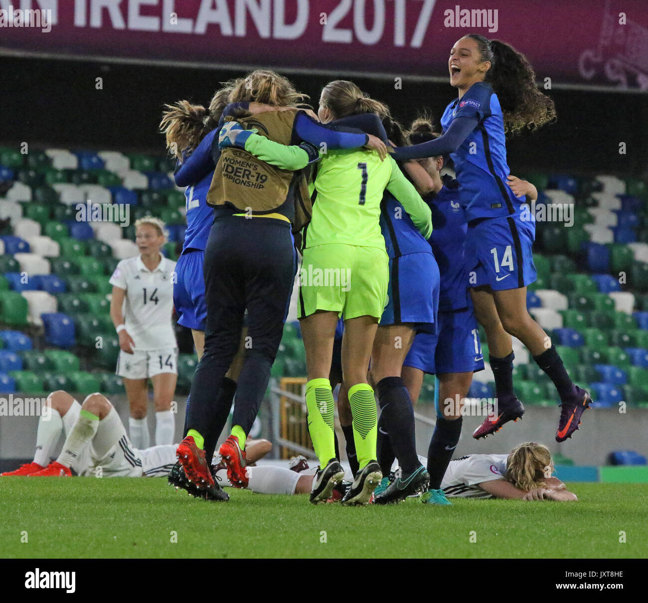 Belfast, en Irlande. Août 17, 2017. Stade national de football à Windsor Park, Belfast, Irlande du Nord. Août 17, 2017. Les femmes de l'UEFA des moins de 19 ans - demi-finale 2 - Allemagne 1 France 2. France (bleu) célébrer leur qualification pour la finale tandis que l'Allemagne (blanc) est sorti du tournoi. Crédit : David Hunter/Alamy Live News Banque D'Images