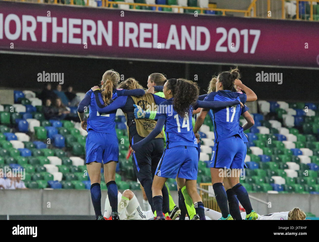 Belfast, en Irlande. Août 17, 2017. Stade national de football à Windsor Park, Belfast, Irlande du Nord. Août 17, 2017. Les femmes de l'UEFA des moins de 19 ans - demi-finale 2 - Allemagne 1 France 2. France (bleu) célébrer leur qualification pour la finale tandis que l'Allemagne (blanc) est sorti du tournoi. Crédit : David Hunter/Alamy Live News Banque D'Images