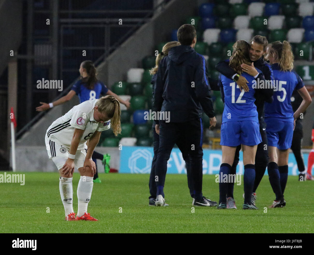 Belfast, en Irlande. Août 17, 2017. Stade national de football à Windsor Park, Belfast, Irlande du Nord. Août 17, 2017. Les femmes de l'UEFA des moins de 19 ans - demi-finale 2 - Allemagne 1 France 2. France (bleu) célébrer leur qualification pour la finale tandis que l'Allemagne (blanc) est sorti du tournoi. Crédit : David Hunter/Alamy Live News Banque D'Images