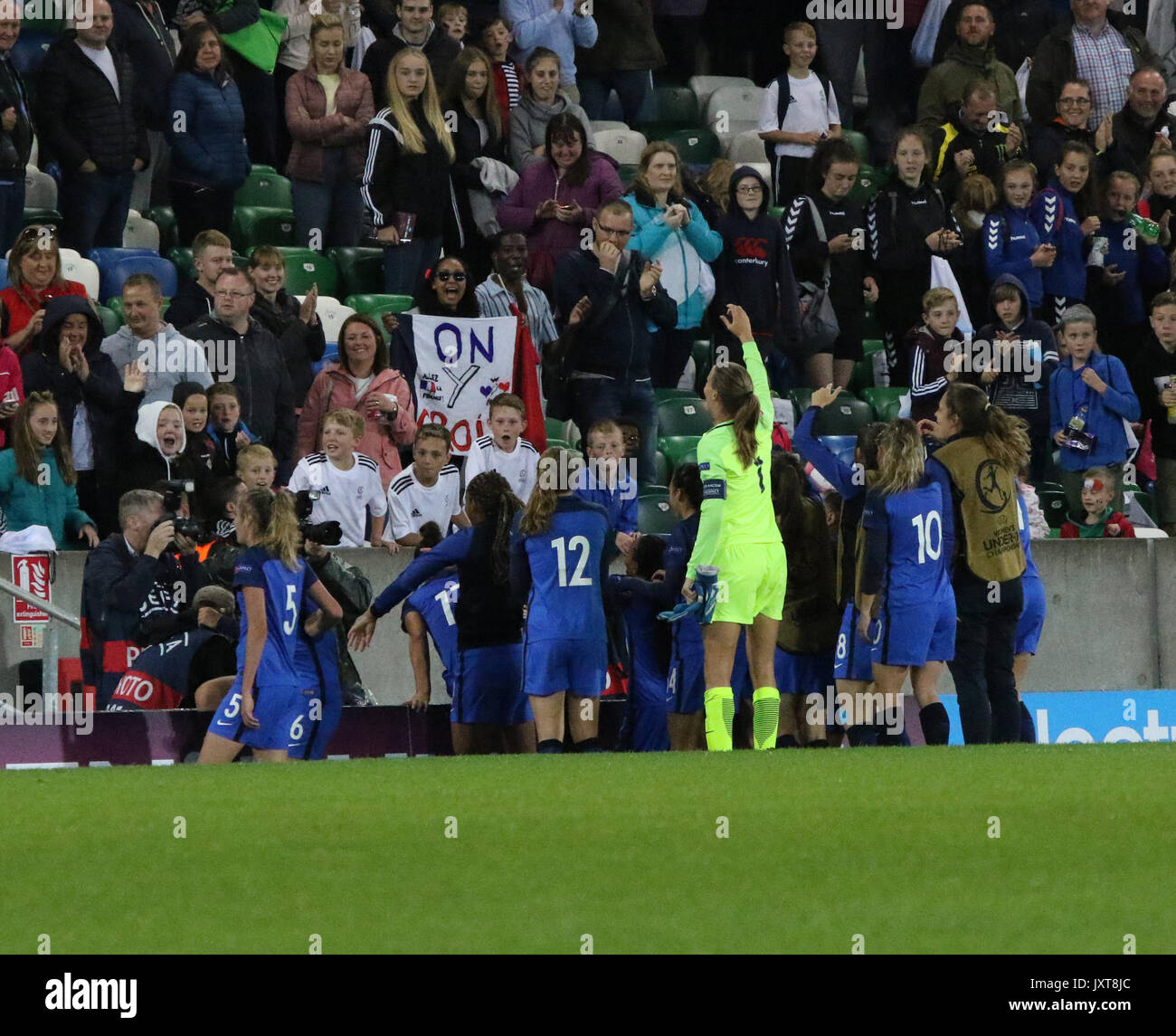 Belfast, en Irlande. Août 17, 2017. Stade national de football à Windsor Park, Belfast, Irlande du Nord. Août 17, 2017. Les femmes de l'UEFA des moins de 19 ans - demi-finale 2 - Allemagne 1 France 2. France (bleu) célébrer leur qualification pour la finale tandis que l'Allemagne (blanc) est sorti du tournoi. Crédit : David Hunter/Alamy Live News Banque D'Images