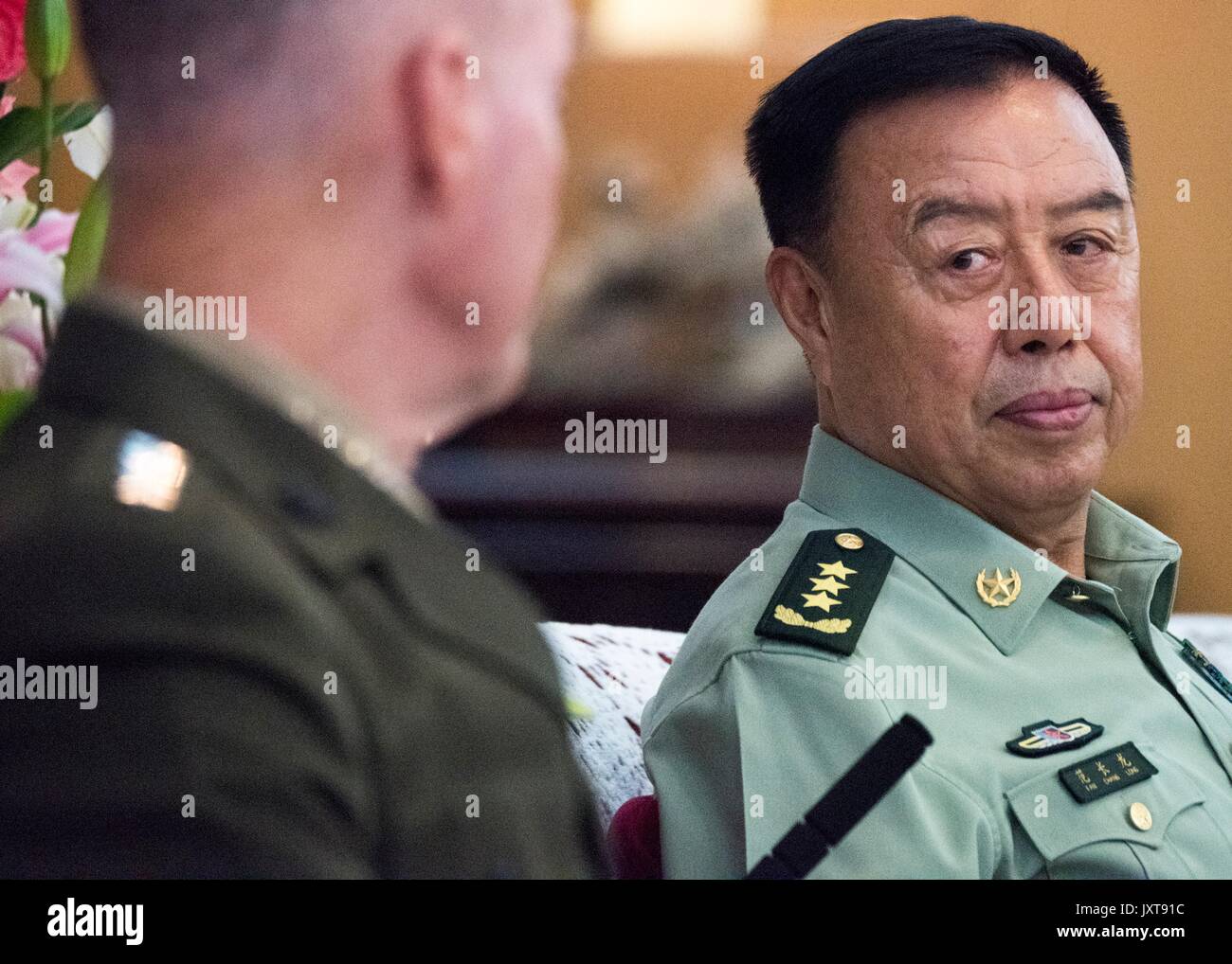 Beijing, Chine. Août 17, 2017. U.S. Président de l'état-major général Joseph Dunford, gauche, se réunit avec le général chinois Fan Chanlong, vice-président de la Commission militaire centrale, au siège de l'Armée de libération du 17 août 2017 à Beijing, Chine. Dunford est en Chine pour discuter de désamorcer la situation en Corée du Nord. Credit : Planetpix/Alamy Live News Banque D'Images