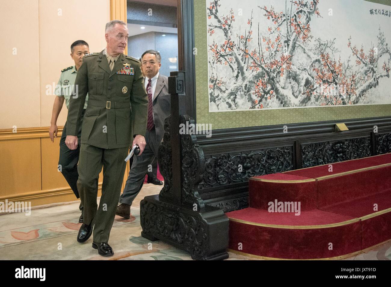 Beijing, Chine. Août 17, 2017. U.S. Président de l'état-major général Joseph Dunford, gauche, arrive pour sa rencontre avec le général chinois Fan Chanlong, vice-président de la Commission militaire centrale, au siège de l'Armée de libération du 17 août 2017 à Beijing, Chine. Dunford est en Chine pour discuter de désamorcer la situation en Corée du Nord. Credit : Planetpix/Alamy Live News Banque D'Images