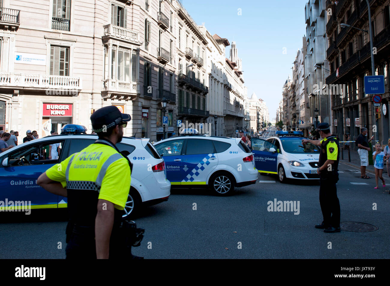 (170817) -- BARCELONE (ESPAGNE), 17 août 2017 (Xinhua) -- La Police boucler une rue voisine à la suite d'une attaque terroriste dans le centre de Barcelone, Espagne, le 17 août 2017. Treize personnes ont été tués, 80 autres blessés et hospitalisés pour 15 d'entre eux dans un état grave à Barcelone attaque terroriste le jeudi après-midi, l'espagnol a déclaré officiel. (Xinhua/Lino De Vallier) Banque D'Images