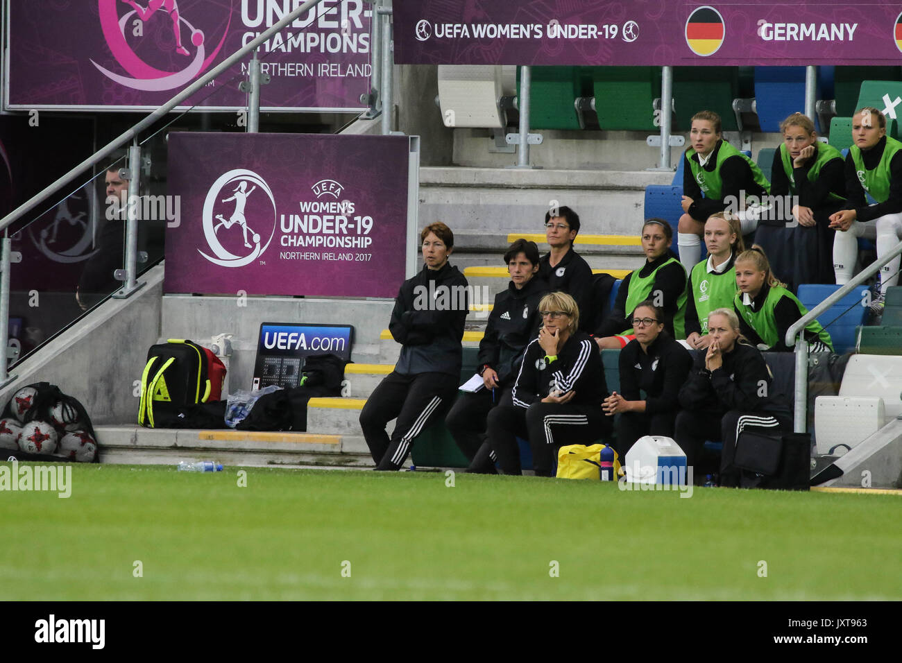 Footballl National Stadium à Windsor Park, Belfast, Irlande du Nord. 17 août 2017. Les femmes de l'UEFA des moins de 19 ans - demi-finale 2 - Allemagne 1 France 2. Le banc de l'entraîneur allemand et Maren Meinert (à gauche). Crédit : David Hunter/Alamy Live News. Banque D'Images