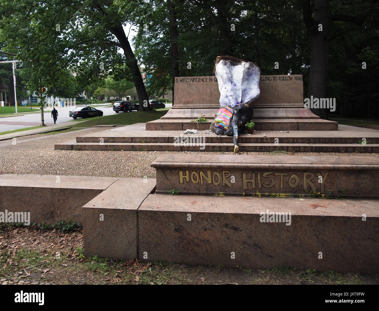 Baltimore, Maryland, USA. Août 17, 2017. Une sculpture qui occupait un monument confédéré vidé récemment a été découvert sur colonne déboulonnée cet après-midi. Les enquêteurs de la police judiciaire et tentent de déterminer si la sculpture a été vandalisée. Credit : Cheryl Moulton/Alamy Live News Banque D'Images
