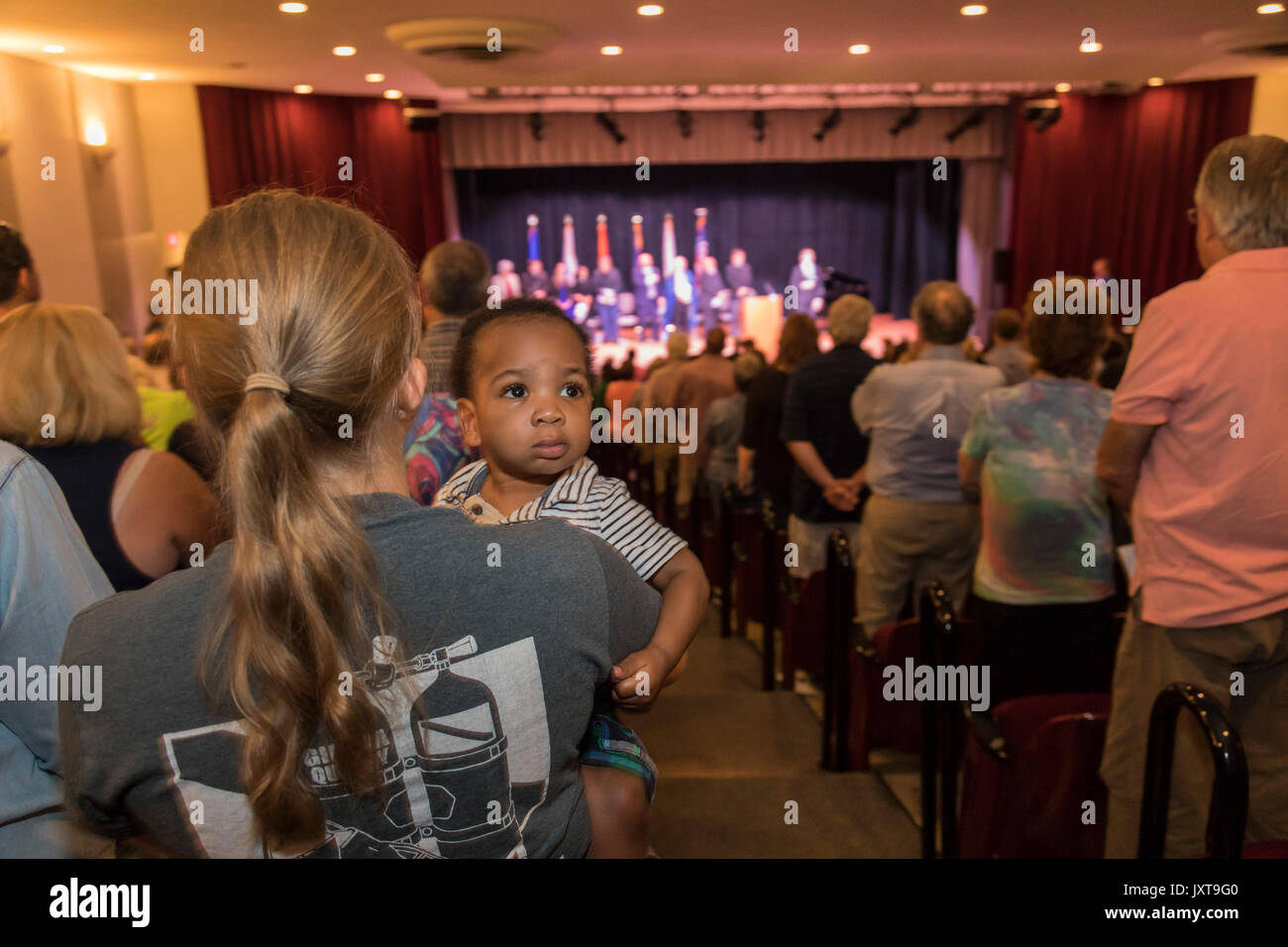 Grosse Pointe Farms, Michigan USA - 17 août 2017 - Cinq cents personnes de monde La Grosse Pointe War Memorial pour une vigile de Solidarité en opposition à la violence, le racisme et la haine affichée dans Chalottesville, Virginie le 12 août. Crédit : Jim West/Alamy Live News Banque D'Images