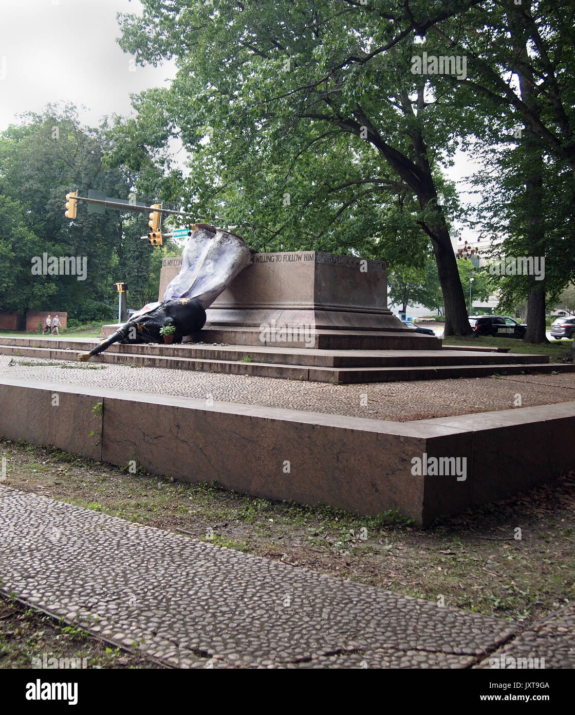 Baltimore, Maryland, USA. Août 17, 2017. La sculpture qu'un artiste local, érigée sur le site de l'une de Baltimore's a récemment supprimé confederate monuments a renversé et un véhicule de l'unité de la criminalité peut être vu dans l'arrière-plan. Credit : Cheryl Moulton/Alamy Live News Banque D'Images