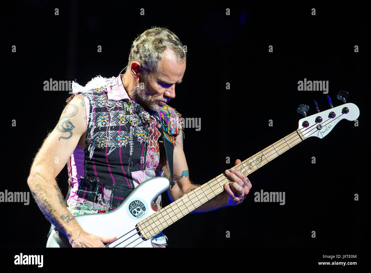 BENICASSIM, ESPAGNE - 15 JUL : Flea, bassiste des Red Hot Chili Peppers (groupe de musique), se produit en concert au Festival le 15 juillet 2017. Banque D'Images