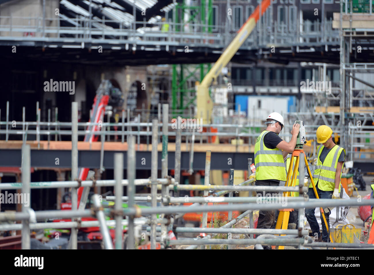 Travailleurs et des arpenteurs en gouttes de charbon, de Cour d'un grand chantier de construction dans le centre de Londres Banque D'Images