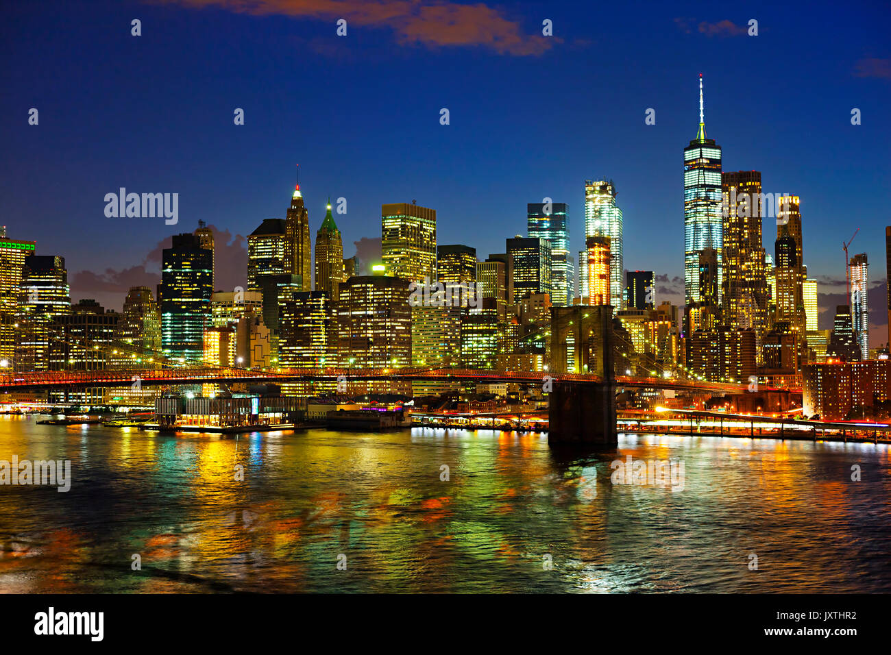New York city skyline.Vue de Broklyn pont sur l'East River et de Manhattan de nuit Banque D'Images