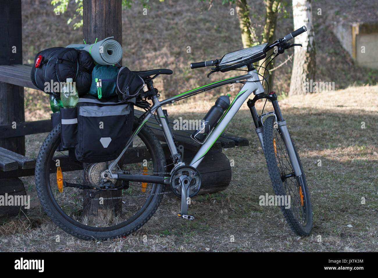 Avec les sacoches de vélo de montagne dans la journée d'été. Équipements de camping est monté sur le vélo. Banque D'Images