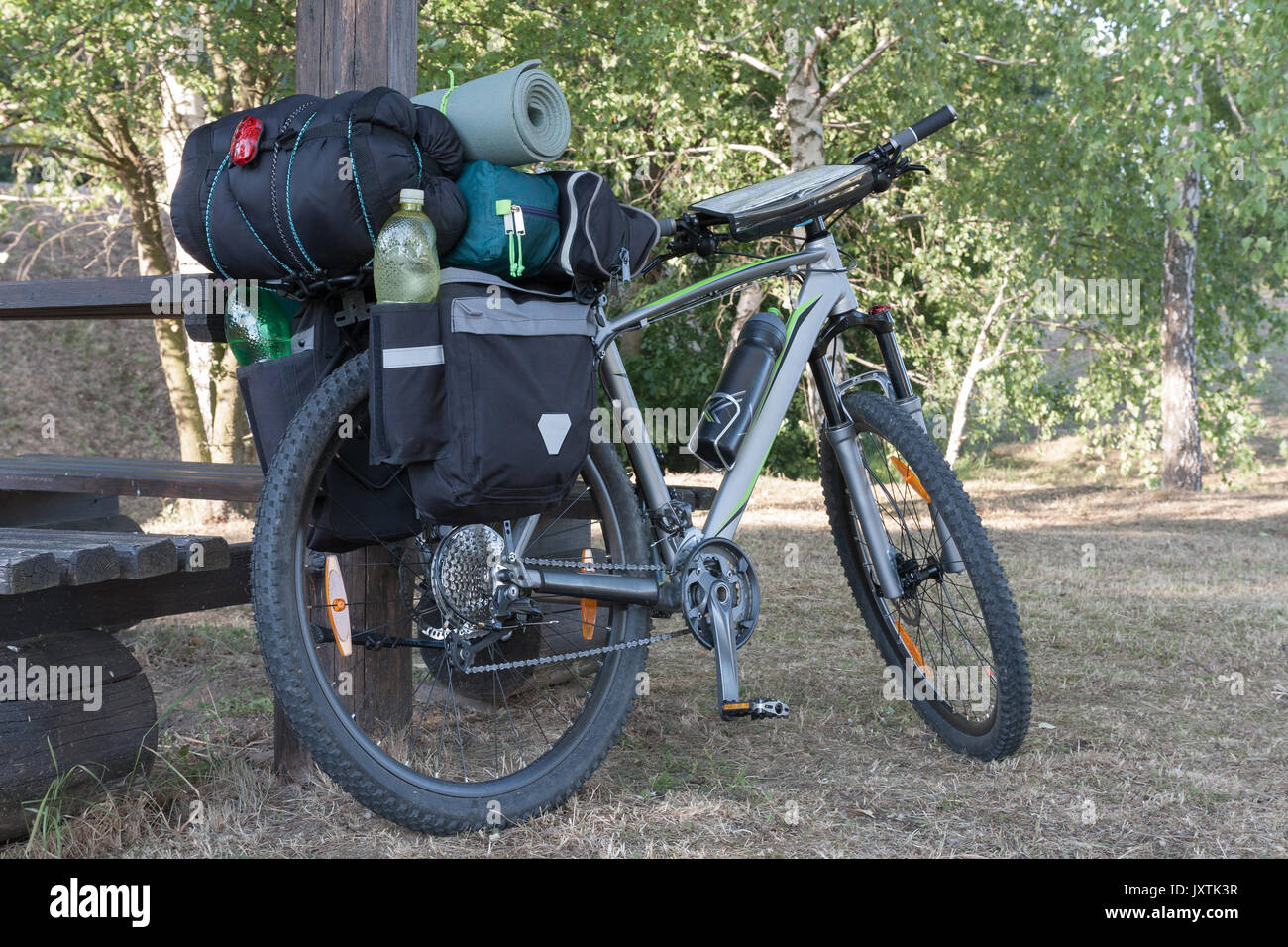Avec les sacoches de vélo de montagne en bois rond l'Arbour. Équipements de camping est monté sur le vélo. Banque D'Images