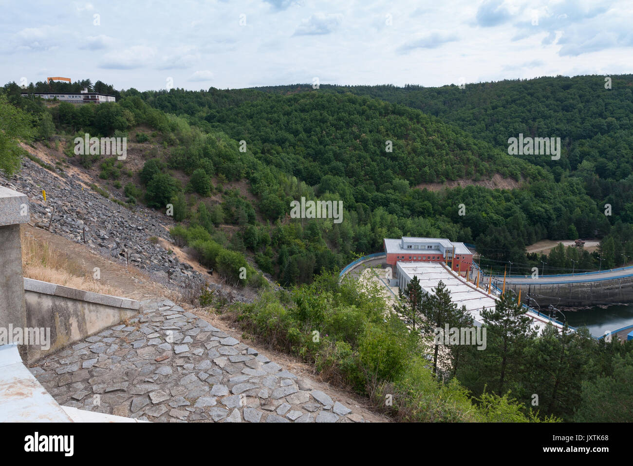 L'Dalesice pompée- entreposage d'une centrale hydroélectrique sur la rivière Jihlava en République tchèque dans la journée d'été. Banque D'Images