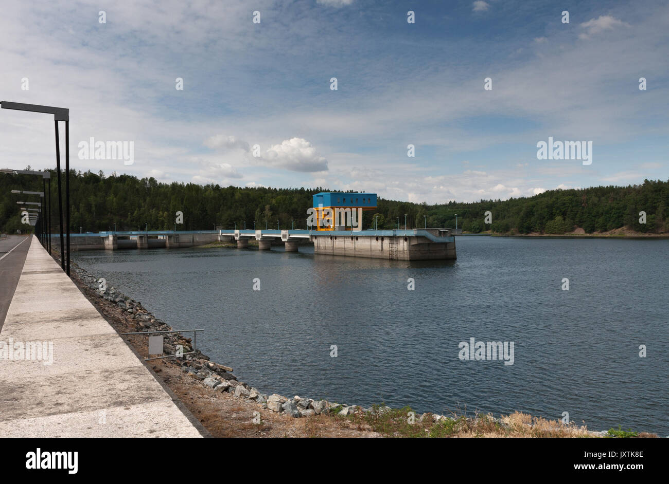 L'Dalesice pompée- entreposage d'une centrale hydroélectrique sur la rivière Jihlava en République tchèque dans la journée d'été. Banque D'Images
