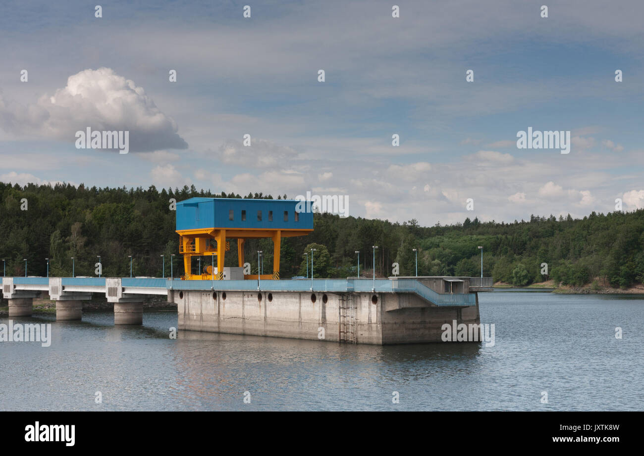 L'Dalesice pompée- entreposage d'une centrale hydroélectrique sur la rivière Jihlava en République tchèque dans la journée d'été. Banque D'Images