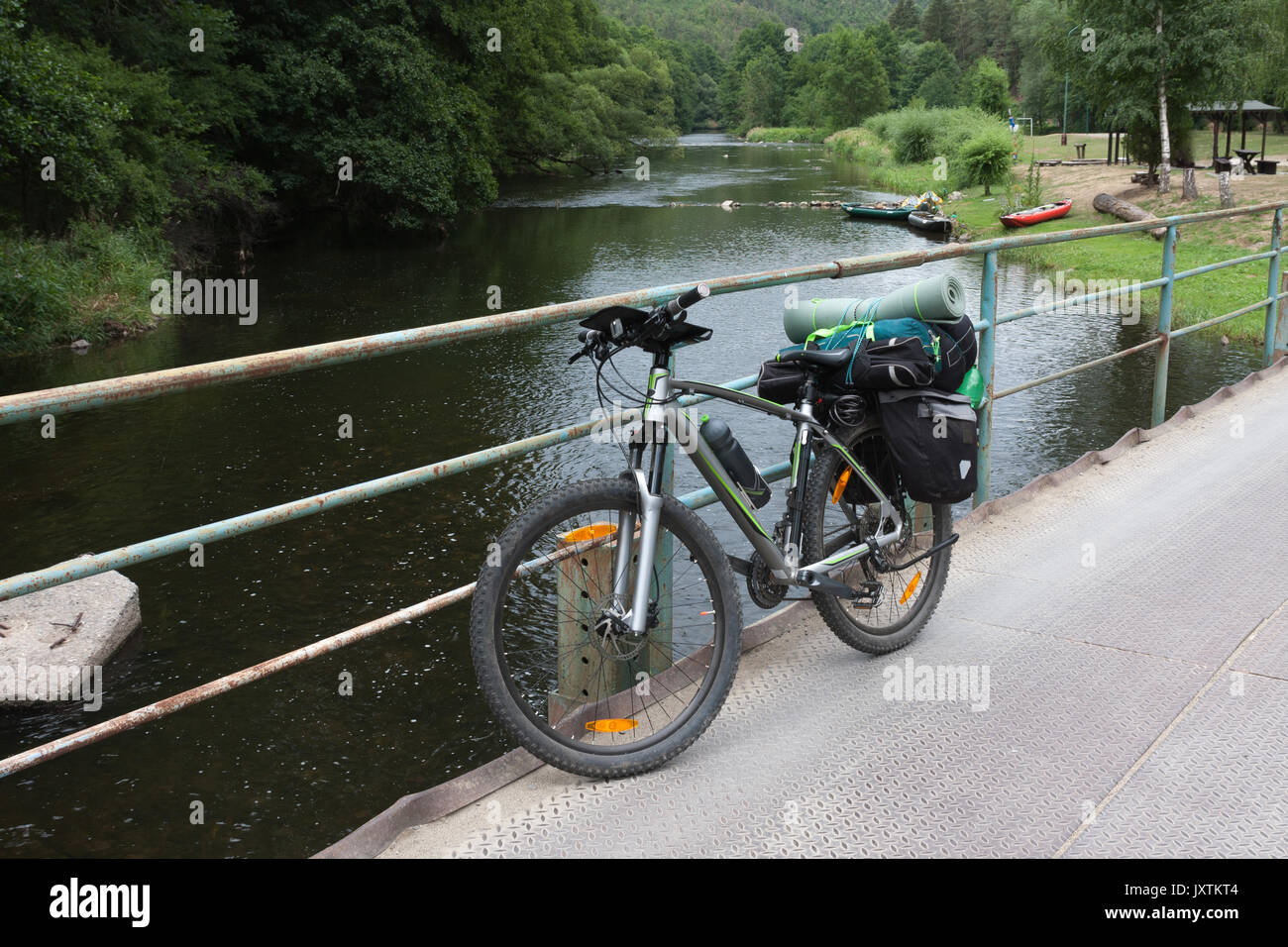 Vtt avec sacoches sur le pont . Équipements de camping est monté sur le vélo. Banque D'Images