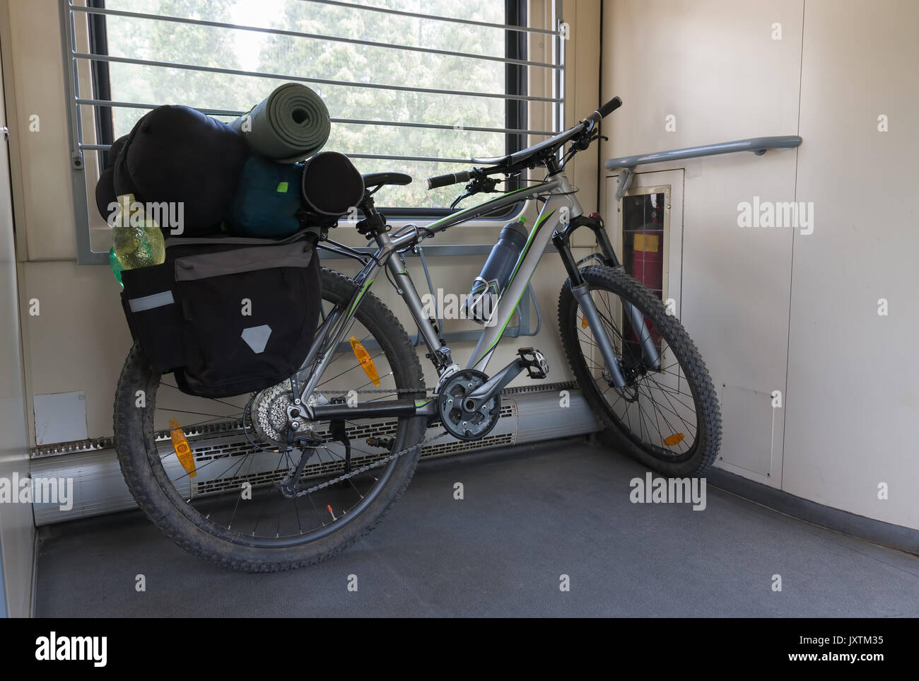 Vtt avec sacoches est transporté dans les transports publics, à l'intérieur dans le train. Banque D'Images