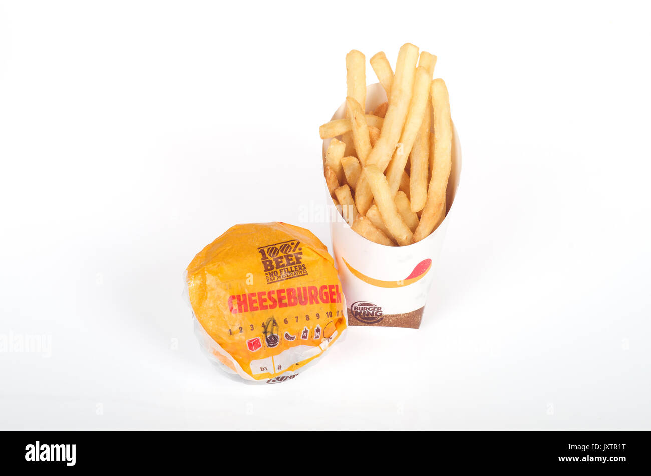 Burger King Double Cheeseburger et grosses frites sur fond blanc, cut out. USA Banque D'Images