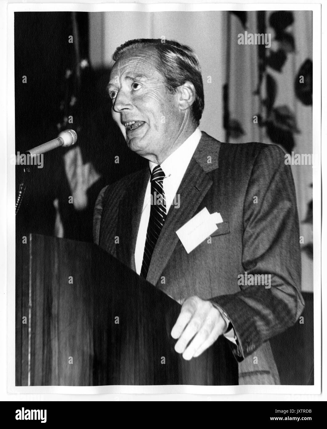 Andre Brewster, campagne pour l'Université John Hopkins, Candide Brewster livrer un discours à l'Greenbrier, trois quarts vue, campagne pour l'événement de l'Université Johns Hopkins, 1983. Banque D'Images