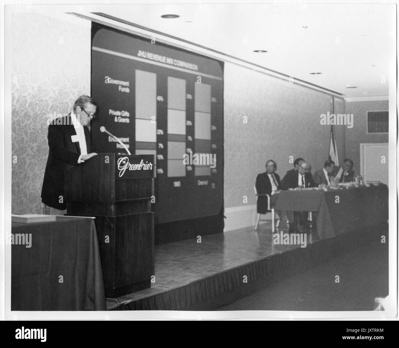 Furlong Baldwin, campagne pour l'Université John Hopkins, Candide Baldwin à la tribune, à gauche du Podium est un tableau de recettes et d'un groupe d'hommes non identifiés, campagne pour l'événement de l'Université Johns Hopkins, 1983. Banque D'Images