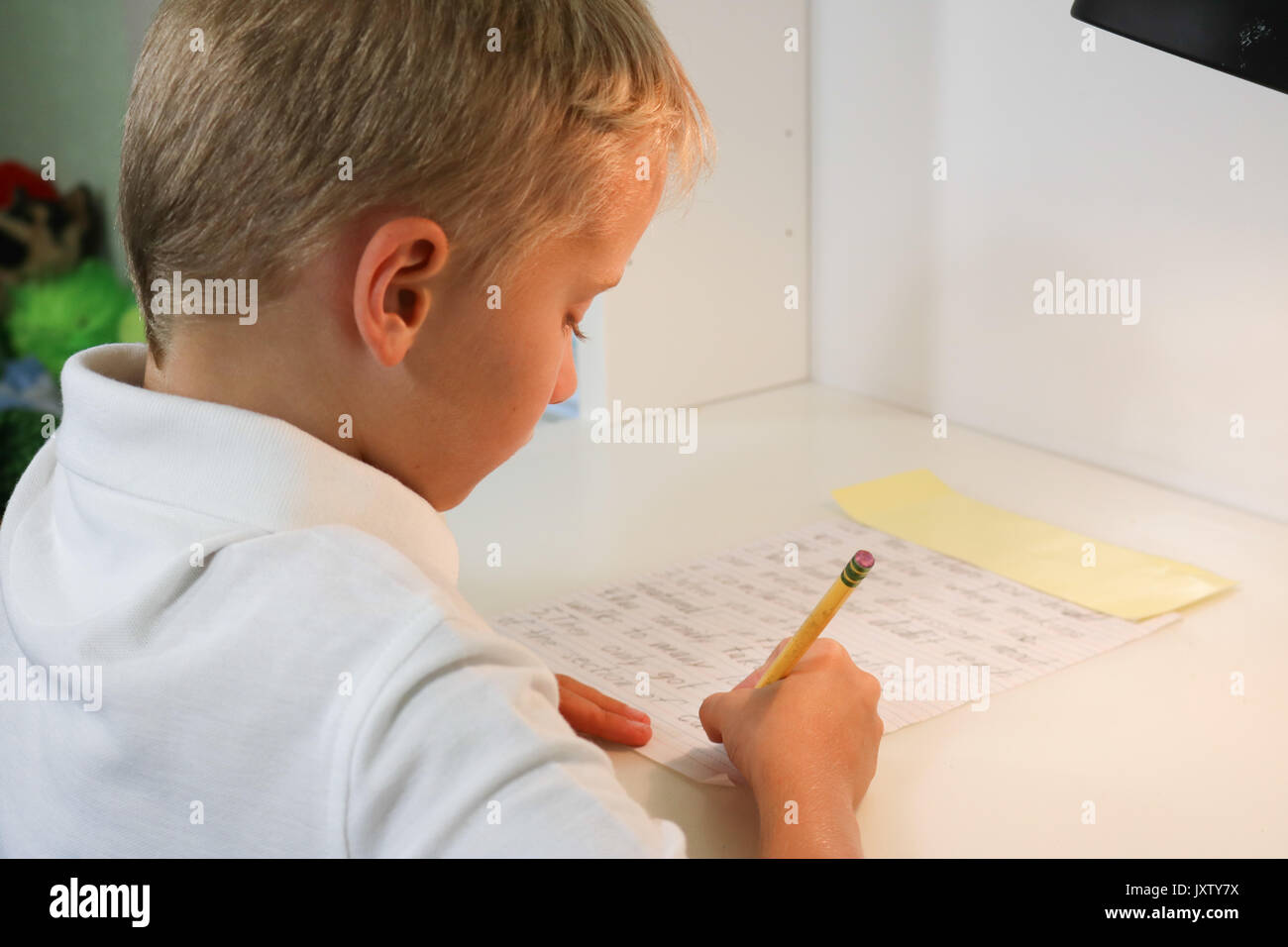 Portrait d'un jeune garçon à faire ses devoirs Banque D'Images