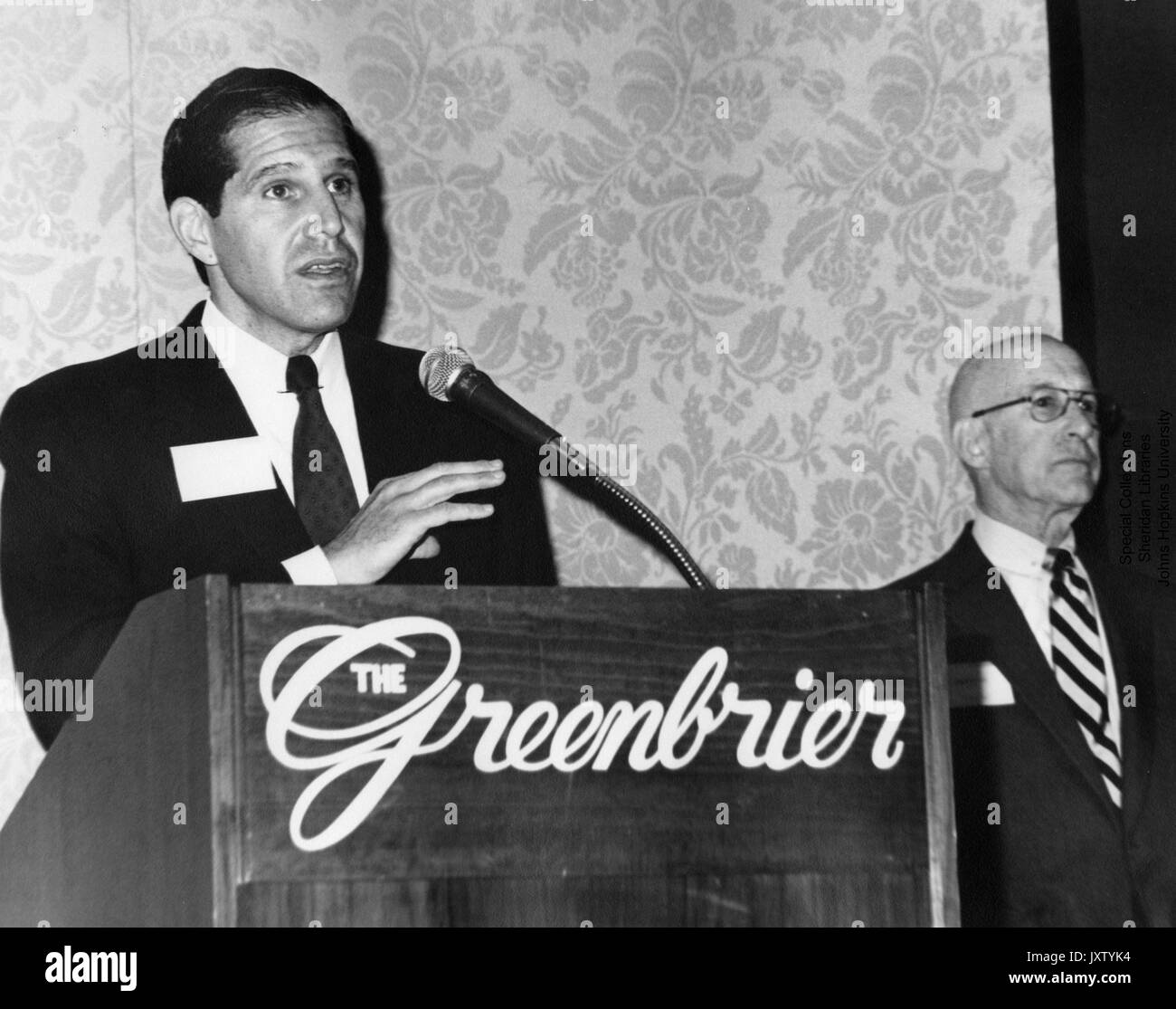 Morris offit, loup, permanent jusqu'à la taille, de face, campagne pour l'université John Hopkins à l'événement de lancement le greenbrier, 1983. Banque D'Images