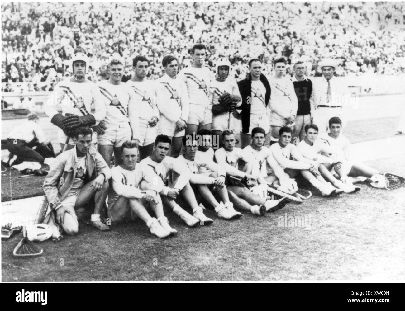Lacrosse, Caleb Redgrave Kelly, Jr, James Wilcox Ives Jr, William Harrison Triplett, Millard Lang, Church Yearley, Marshall Duer McDorman, William Frederick Weitzel, Peter William Reynolds, William Roe Kahl, entraîneur Ray Van Orman, George Packard, Douglas Hoffman Stone, James Merriken, Francis Henry Beitzel, John Frederick de Helmuhart, John Frederick Hangler, John Hanglehart, John Joseph Cavendish Darrell, Donaldson Naylor Kelly, Walter Francis Kneipe, Lorne Randolph Guild, Groupe olympique Photographie de l'équipe olympique de Lacrosse 1932 de l'Université Johns Hopkins à Los Angeles, 1932. Banque D'Images