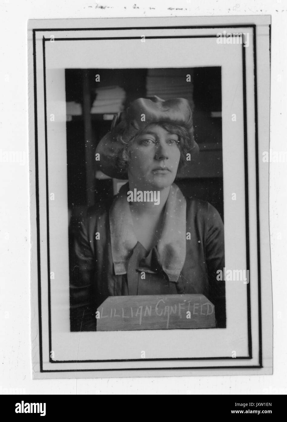 Lillian caroline canfield, portrait photographique, de la poitrine vers le haut, de face, c 35 ans d'âge, 1927. Banque D'Images