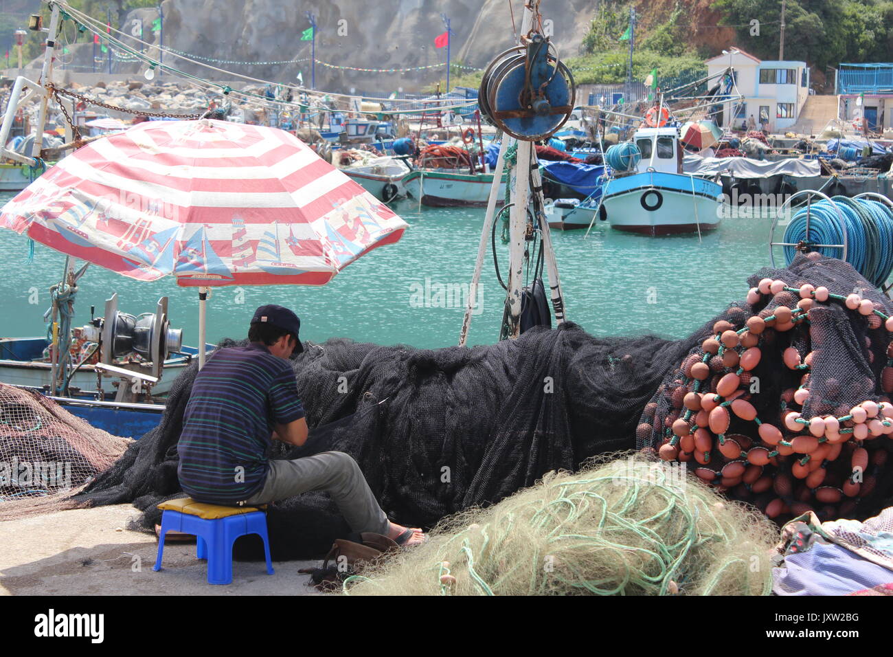 Un pêcheur de faire un filet de pêche. Banque D'Images