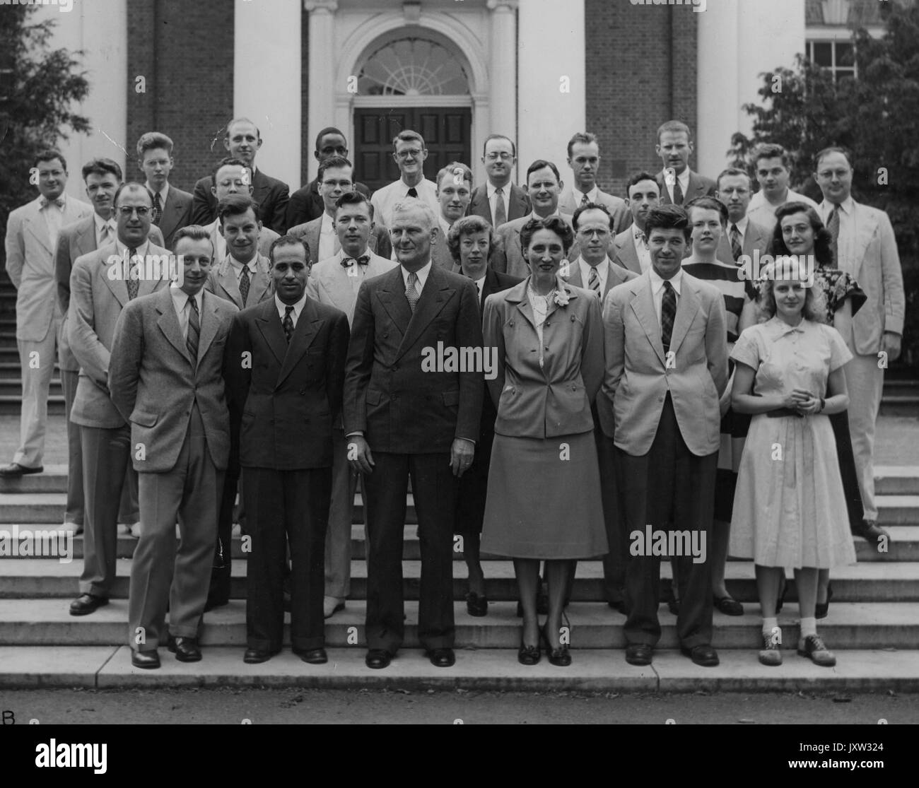 Benjamin Harrison Willier, photographie de groupe, debout sur les marches de Gilman Hall, Willier 3d à partir de la gauche au premier rang, 1955. Banque D'Images