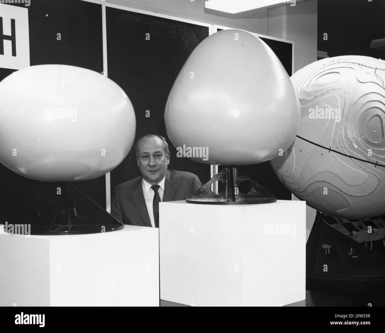 Richard brandon kershner, francs photo, assis parmi les concepts du modèle 3-D de la forme de la terre comme déterminé par le satellite, 1968. Banque D'Images