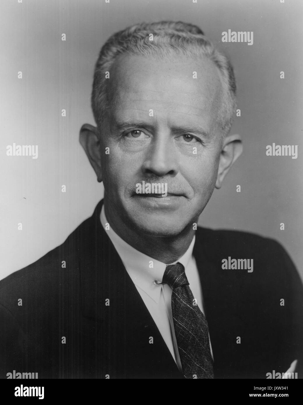 John Engalitcheff, photographie de portrait, poitrine haute, visage complet, vers 60 ans, 1965. Banque D'Images