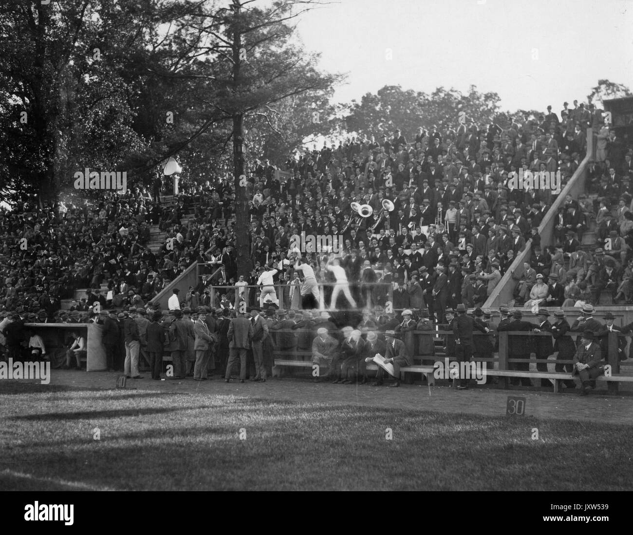 Bande et de meneurs de divertir un public nombreux à un événement sportif à l'université Johns Hopkins, 1930. Banque D'Images