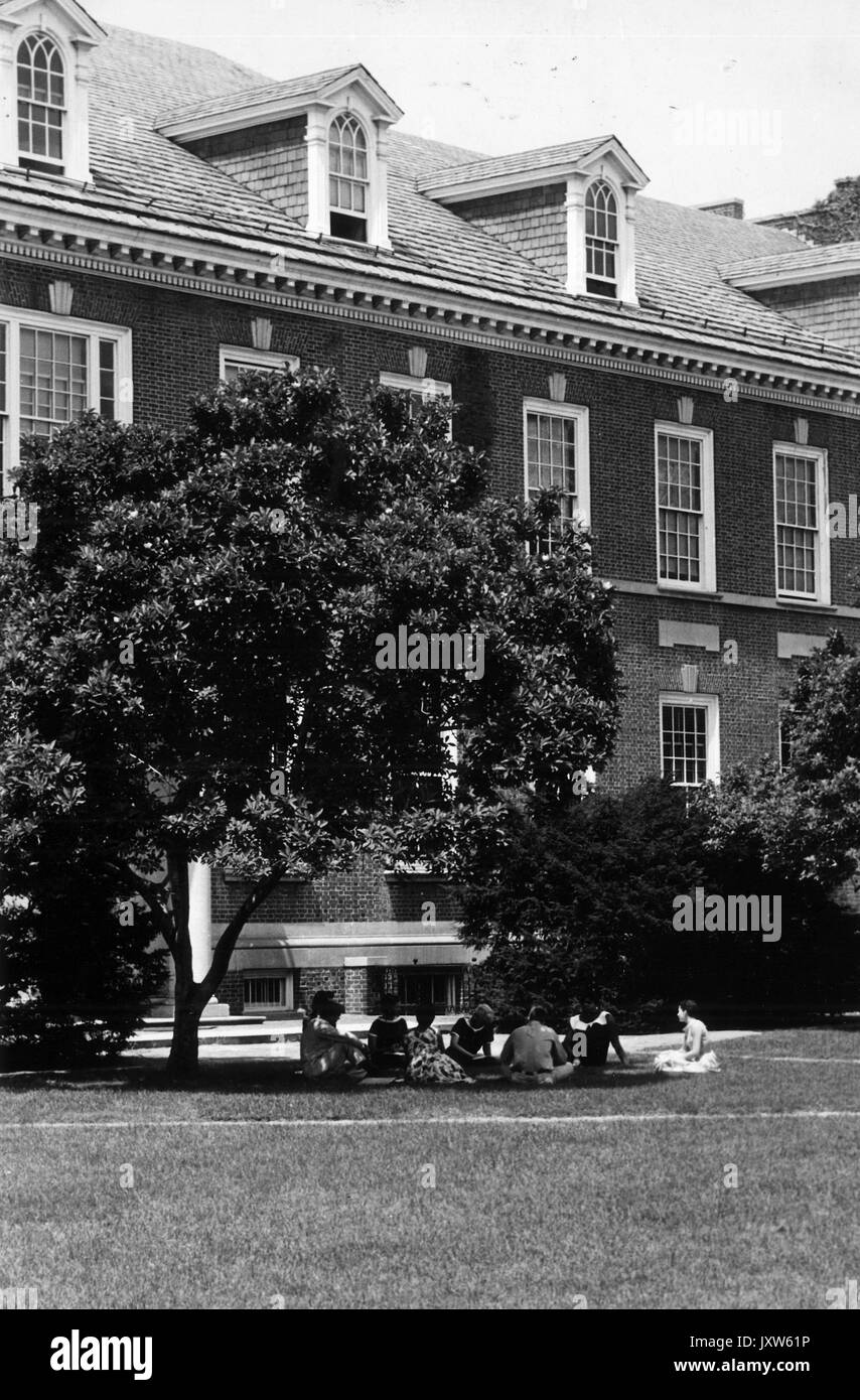 Session d'été, photographie du groupe d'étudiants assis dans l'herbe, 1957. Banque D'Images