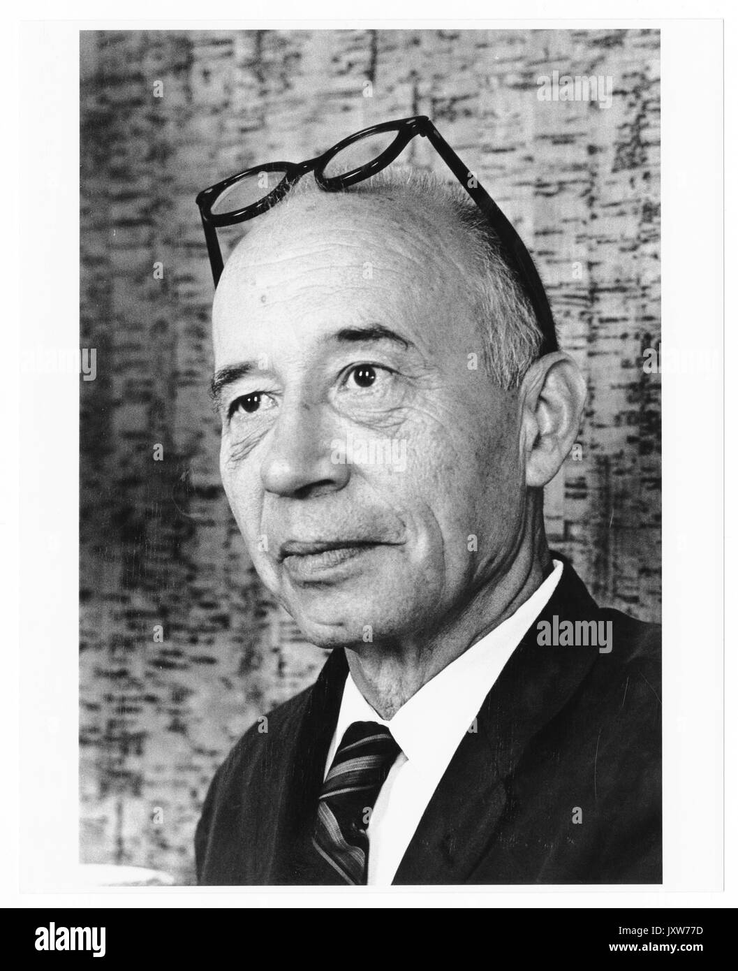 John Hallock Berthel, photographie de portrait, poitrine relevée, vue de trois quarts, lunettes perchées au sommet de la tête, 1960. Banque D'Images