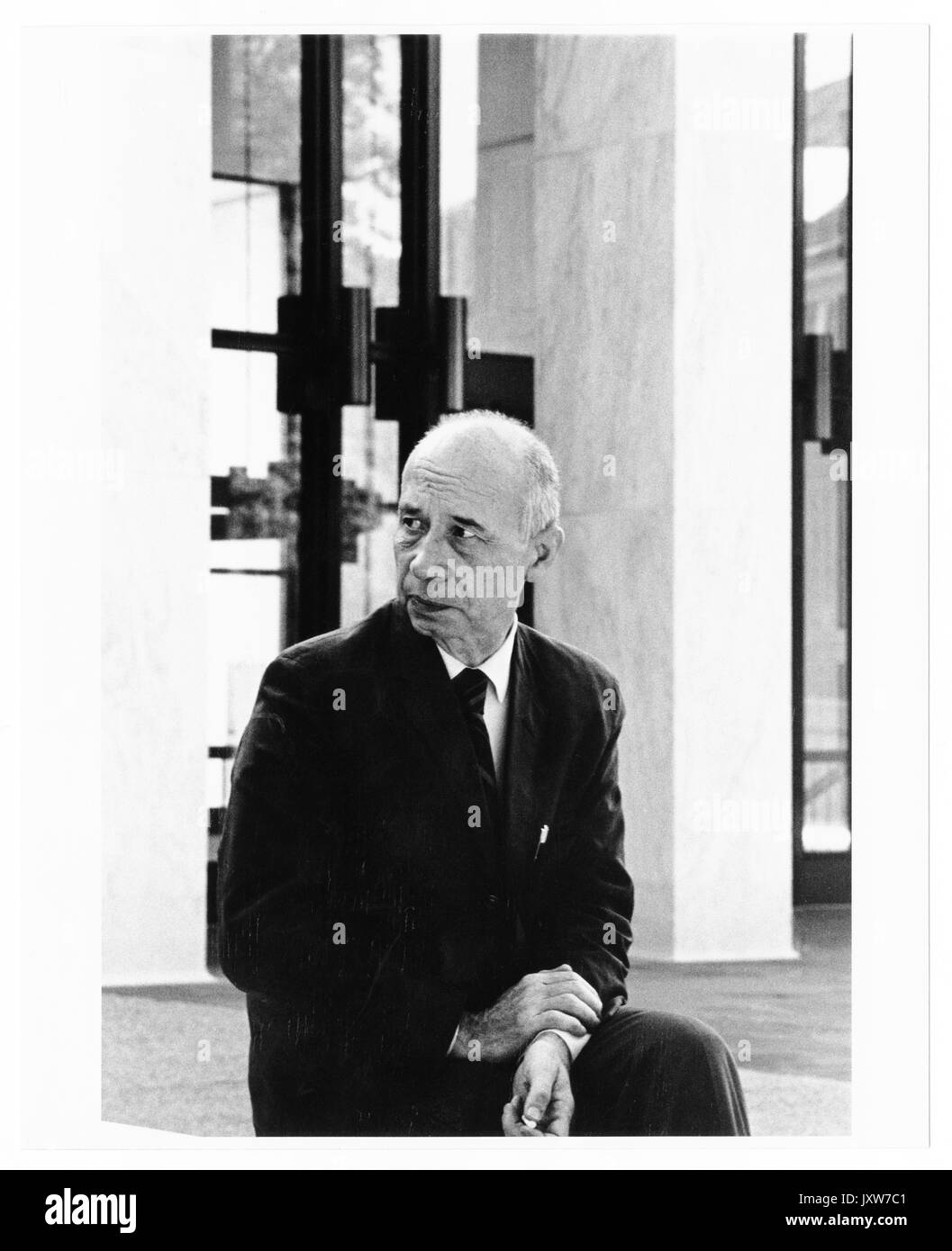 John hallock berthel, assis en face de mse bibliothèque, vue de trois-quarts, 1960. Banque D'Images