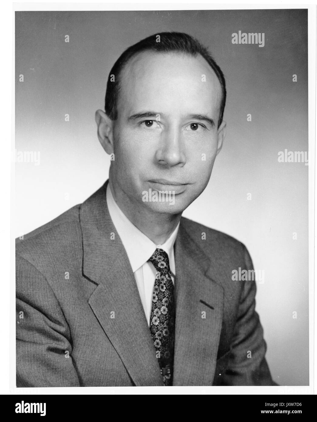 John hallock berthel, portrait photographique, assis, de la poitrine vers le haut, de face, 1960. Banque D'Images