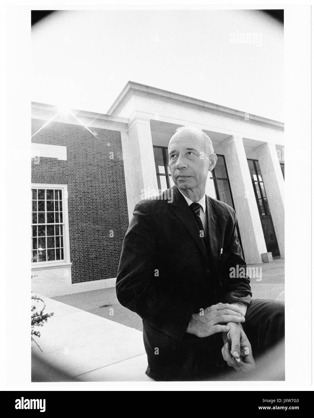 John hallock berthel, MSE, séance de bibliothèque hanches, vue de trois-quarts, à l'extérieur façade ouest de bibliothèque, 1960. Banque D'Images