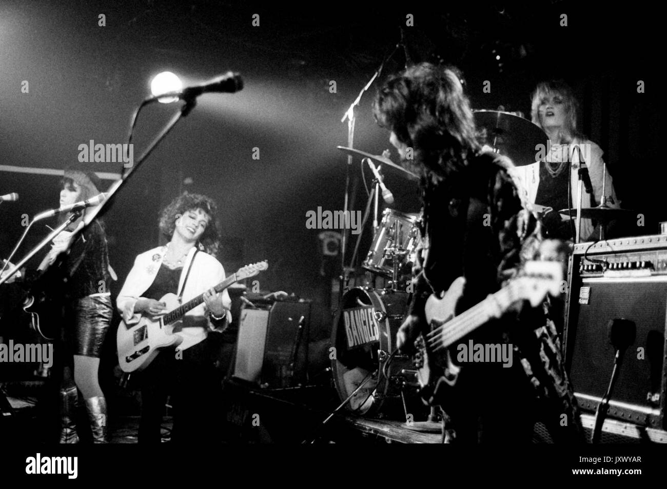 Vicki Peterson, Susanna Hoffs, Michael Steele et Debbi Peterson de The Bangles en concert sur la scène du Marquee Club le 2 février 1985 à Londres, en Angleterre. Banque D'Images