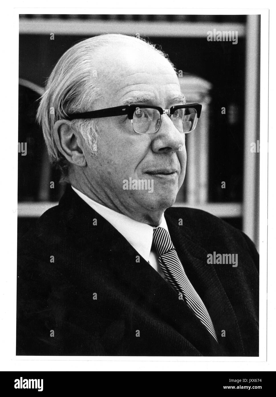 Don Cameron, Allen portrait photographique, assis, de la poitrine vers le haut, vue de trois-quarts, a 58 ans d'âge, 1963. Banque D'Images