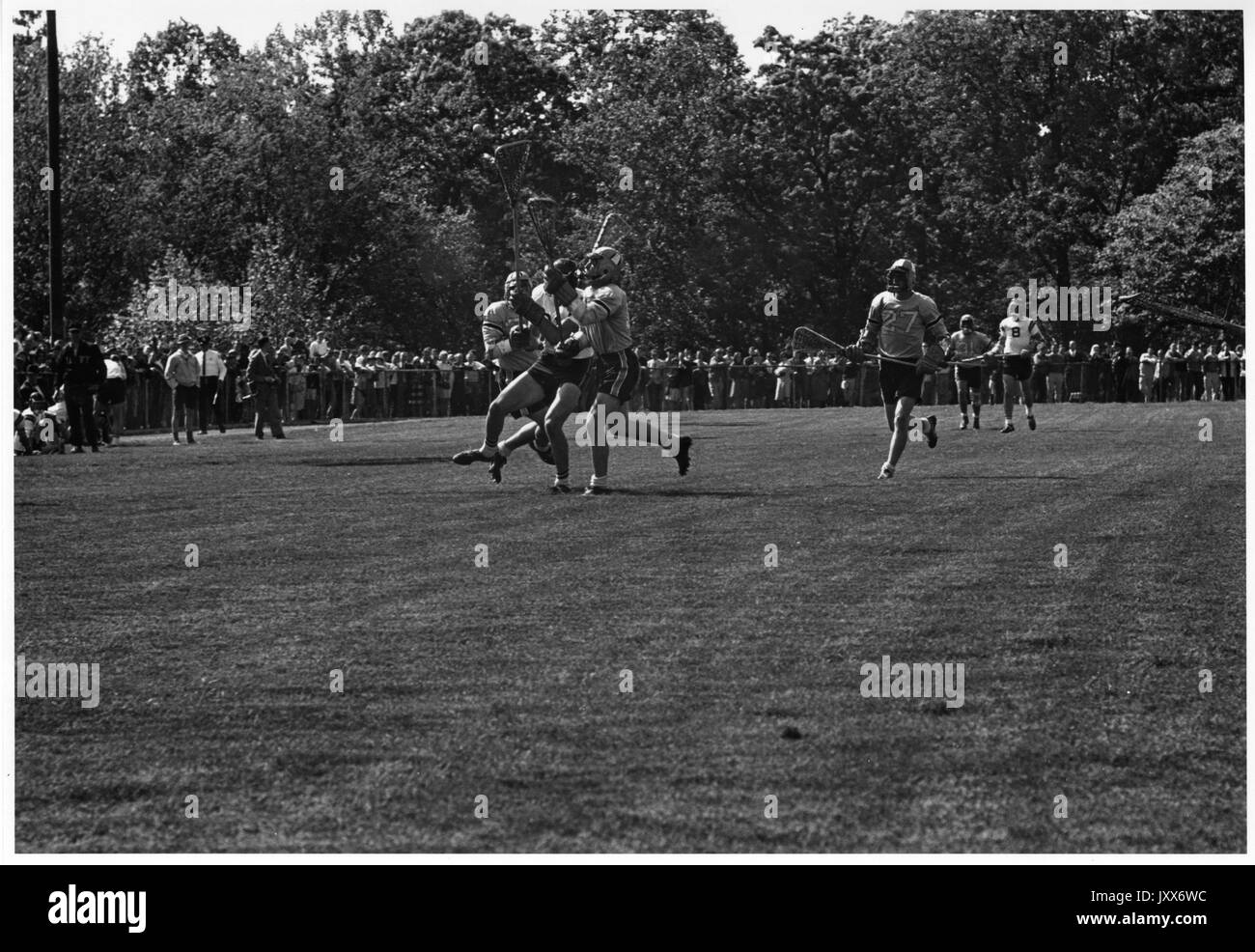 LaCrosse, Kent Worthington Darrell, Homer Randolph Schwartz, Game Against Navy in Progress, Darrell essayant d'intercepter la balle, Schwartz regarde, 1963. Banque D'Images