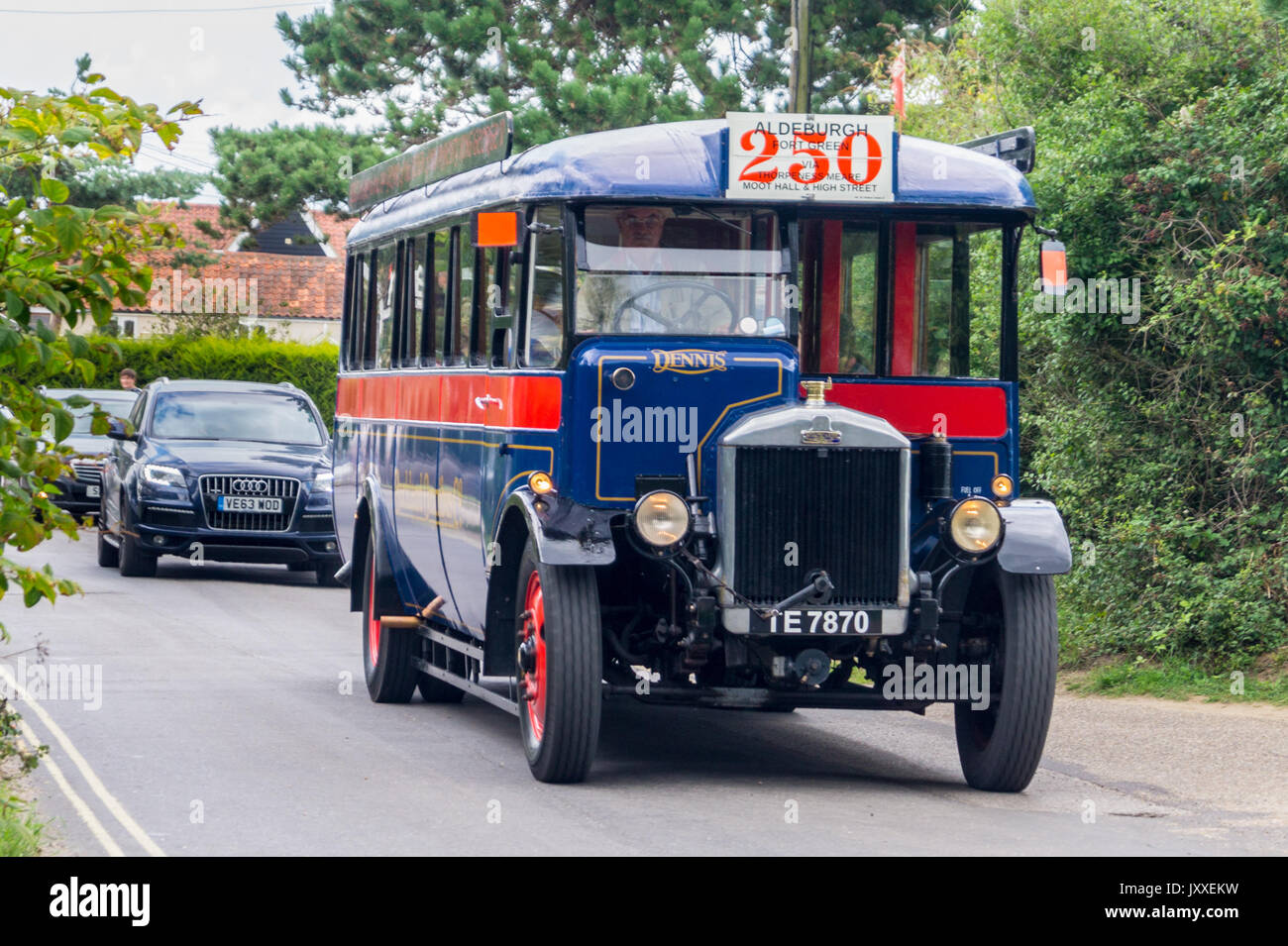 "Ermintrude', 1929 Dennis ES 29 unique siège decker vintage omnibus, transportant les touristes, avec des voitures modernes en attente derrière, Aldeburgh, Essex, Angleterre Banque D'Images