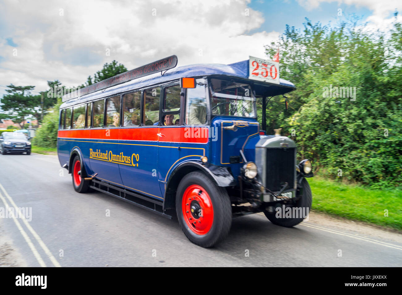 "Ermintrude', 1929 Dennis ES 29 unique siège decker vintage omnibus, transportant les touristes, avec des voitures modernes en attente derrière, Aldeburgh, Essex, Angleterre Banque D'Images
