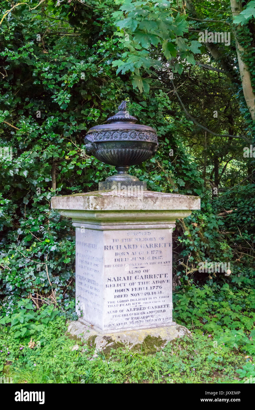 Grecian urn memorial à Richard Garrett, ingénieur agricole, 1755 - 1839, et sa femme Sarah, St Margaret's churchyard, Woodbridge, Suffolk, Angleterre Banque D'Images