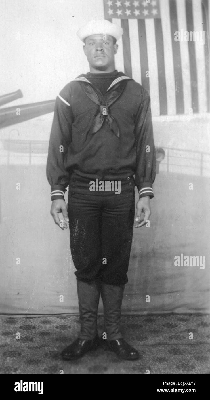 Portrait d'un soldat afro-américain debout devant un drapeau américain sur fond, il porte un, 1929. Banque D'Images