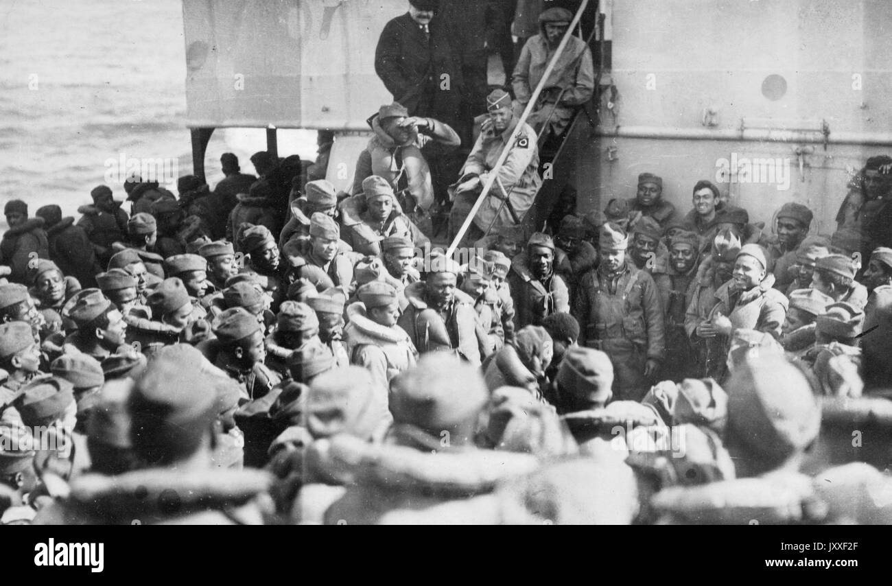 Un grand groupe de marins de la Marine américaine africaine sont à bord d'un grand navire, tous sont en uniforme et la plupart portent un protecteur de vie autour de leur cou, 1920. Banque D'Images