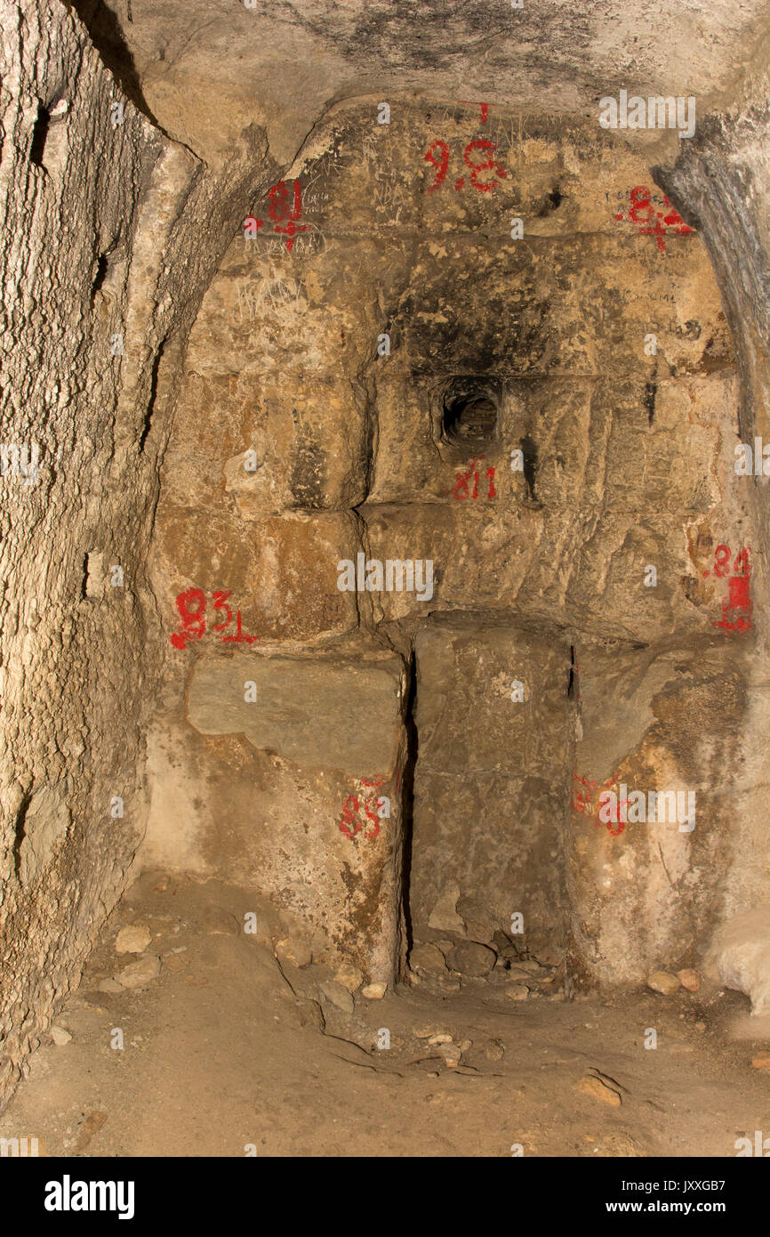 Dans l'ancienne cité romaine place Eleutherna en Crète centrale un tunnel fritté calcaires mène à la citerne de la ville. Banque D'Images
